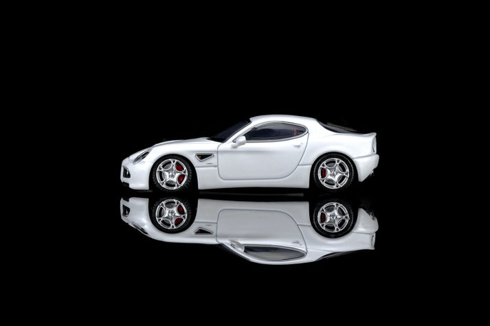 MotorHelix 1:64 Alfa Romeo 8C Competizione 2008 Bianco Polare