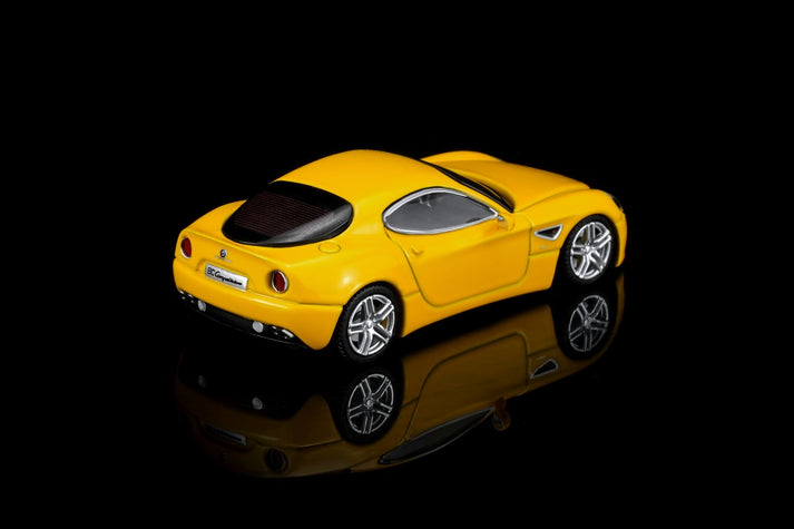 MotorHelix 1:64 Alfa Romeo 8C Competizione 2008 Giallo Mica