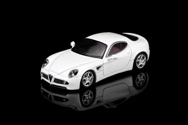 MotorHelix 1:64 Alfa Romeo 8C Competizione 2008 Bianco Polare