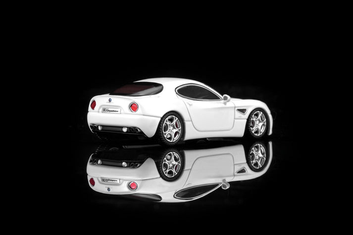 MotorHelix 1:64 Alfa Romeo 8C Competizione 2008 Bianco Polare