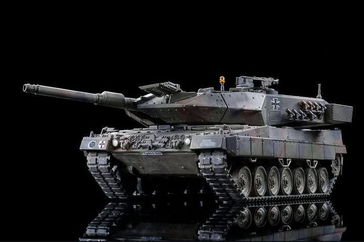 Tomica Limited Vintage 1:64 Leopard 2A5 Army (AS500)