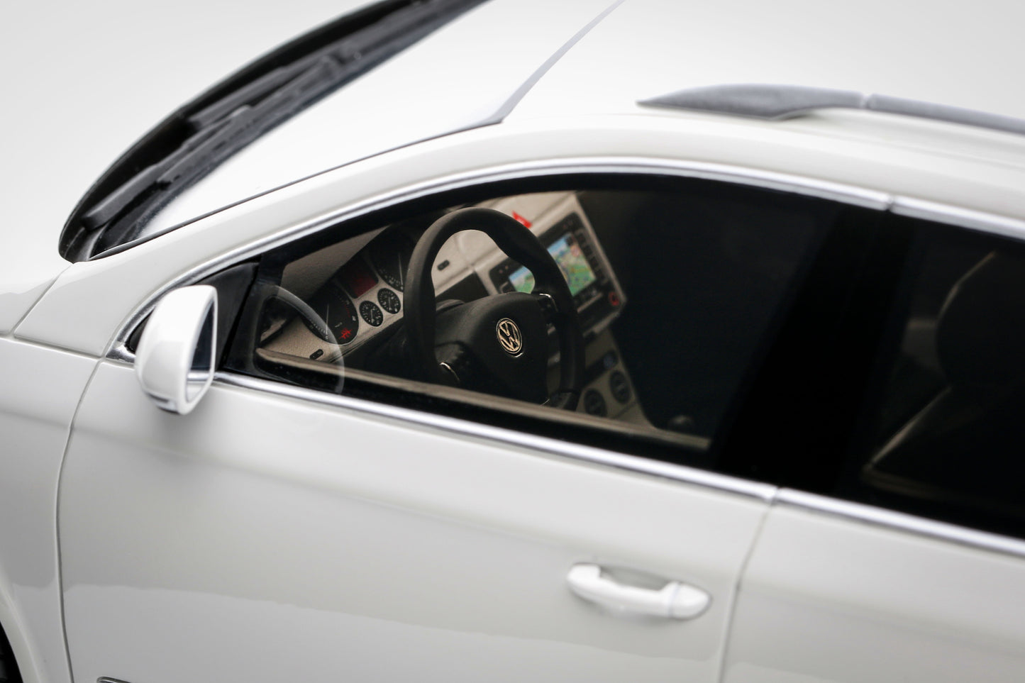 Ottomobile 1:18 2008 Volkswagen Passat (B6) Variant R36 *Resin Series* Candy White OT1393