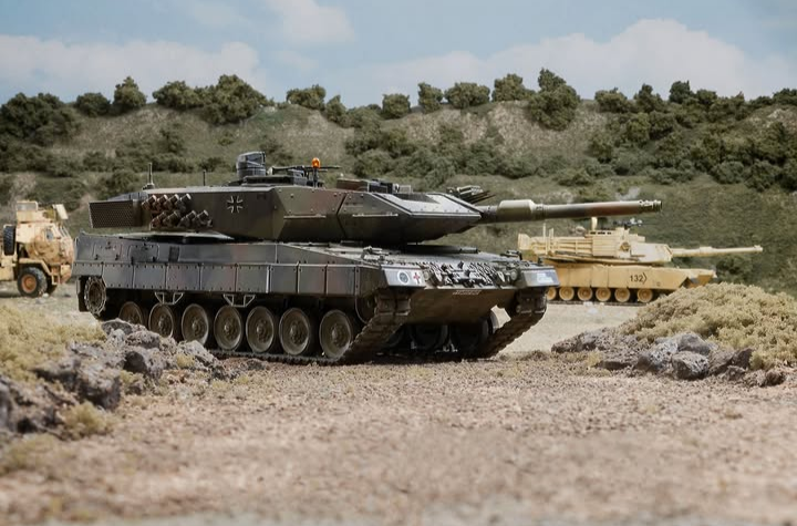 Tomica Limited Vintage 1:64 Leopard 2A5 Army (AS500)