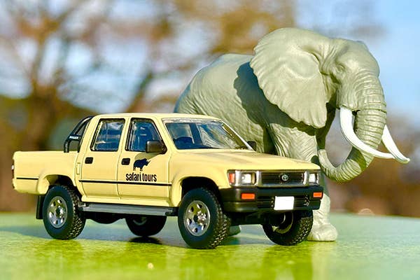 Tomica Limited Vintage 1:64 Kaiyodo x Tomica Limited Vintage Diocolle 64 #carsnap 29a Safari 2 (Toyota Hilux 4WD Pickup Double Cab Included)