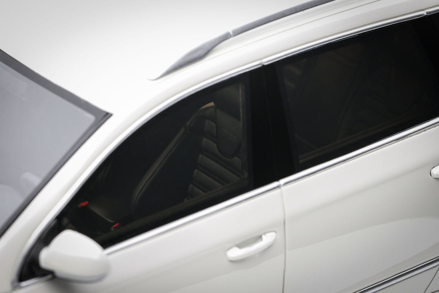 Ottomobile 1:18 2008 Volkswagen Passat (B6) Variant R36 *Resin Series* Candy White OT1393