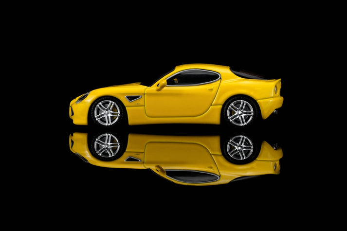 MotorHelix 1:64 Alfa Romeo 8C Competizione 2008 Giallo Mica