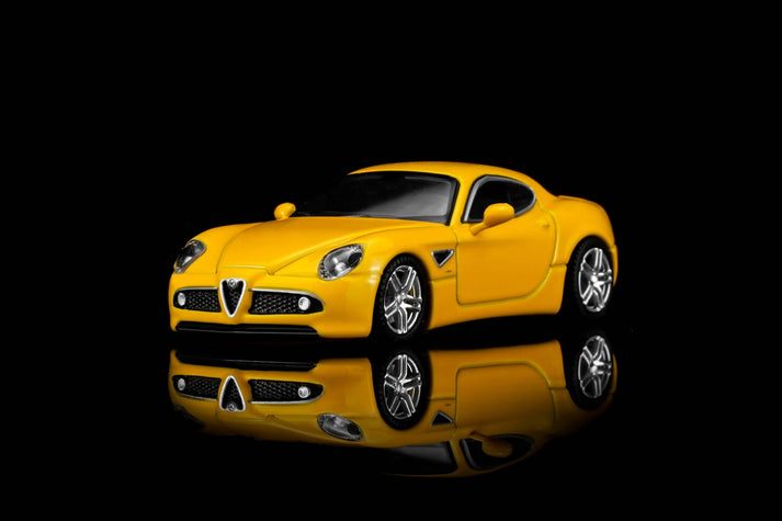 MotorHelix 1:64 Alfa Romeo 8C Competizione 2008 Giallo Mica