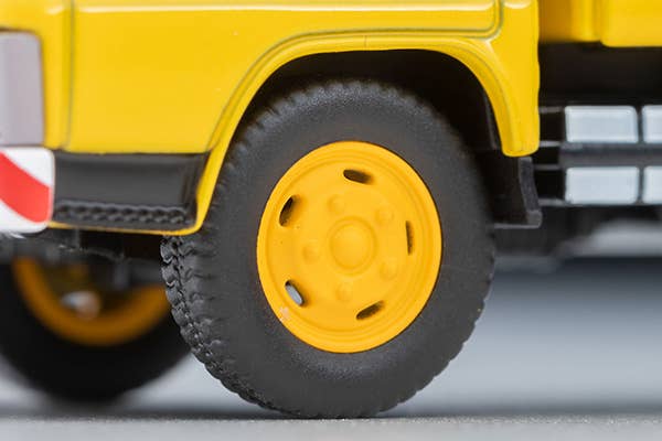 Tomica Limited Vintage 1:64 Mitsubishi Fuso Canter Dump Truck Road Maintenance Vehicle with Figure Yellow