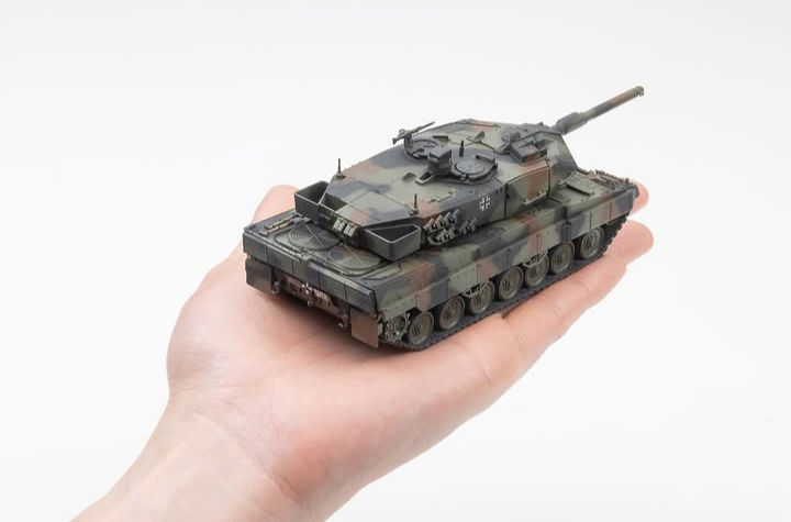 Tomica Limited Vintage 1:64 Leopard 2A5 Army (AS500)