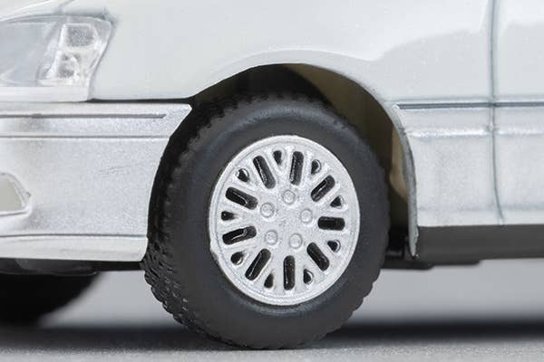 Tomica Limited Vintage 1:64 2000 Toyota Crown Estate Royal Saloon White/Silver